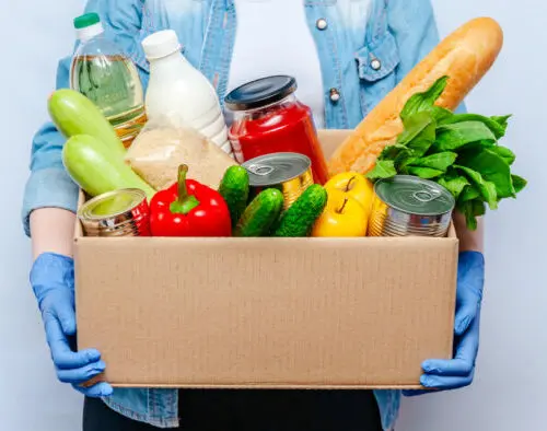 Colis alimentaire préparé pour une famille en difficulté